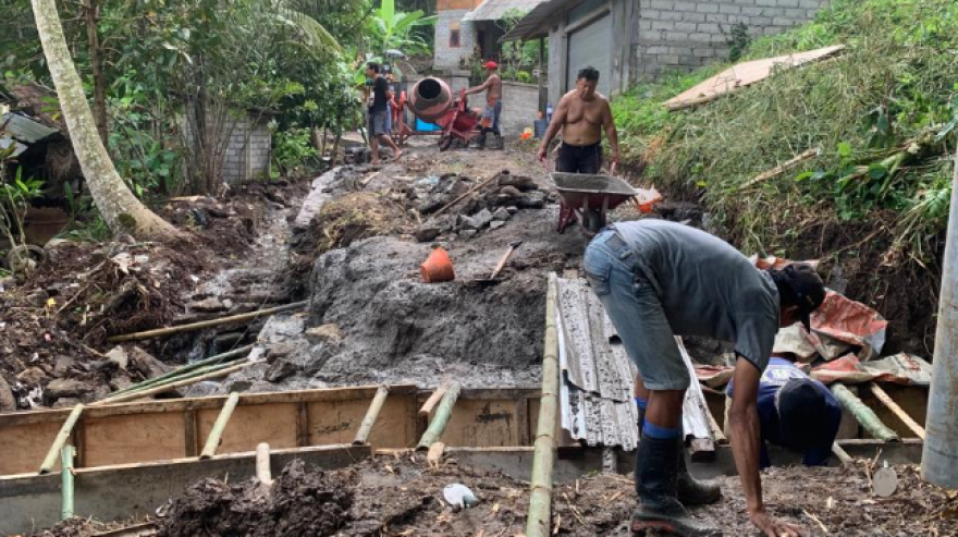 4 Tahun Rusak Berat, Kini Jalan Usaha Tani Mekar Sari Mulai di Perbaiki dengan Dana Desa 2023